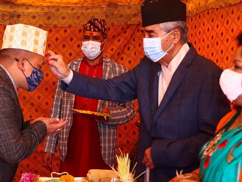 टीकासँगै मान्यजनकहाँ आशीर्वाद लिन जानेको चहलपहल 